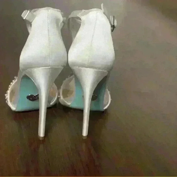 👰🏼Blue by Betsy Johnson Holly size US 7.5 color ivory, satin preloved - Picture 4 of 9